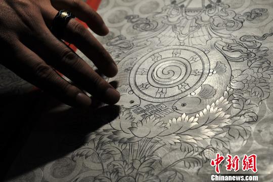 ​བཀྲ་ཤིས་རྟགས་བརྒྱད་ཀྱི་དངུལ་གྱི་ཐང་ག་ལན་གྲུ་ནས་འགྲེན་སྟོན་བྱས་པ། 