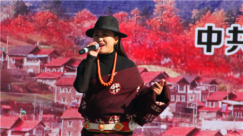ལི་རྫོང་མང་ཚོགས་ཀྱི་དགའ་སྤྲོའི་ངང་དམངས་སྲོལ་དུས་ཆེན་ལ་རོལ་བ། 