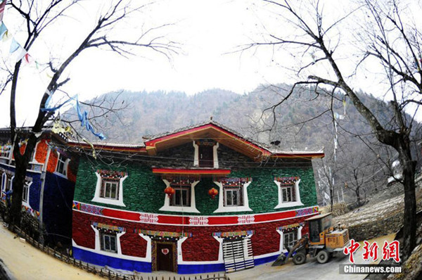 མིག་དབང་འཕྲོག་པའི་སི་ཁྲོན་ཁྲོ་ཆུ་རྫོང་གི་ཚོན་མདངས་རྣམ་པར་བཀྲ་བའི་བོད་ཁང་།