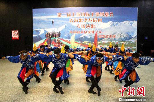 མཚོ་སྔོན་མགོ་ལོག་བོད་རིགས་ཟློས་གར་གྱི་དམངས་ཁྲོད་སྒྱུ་རྩལ་ཚོགས་པས་ཧྲང་ཧའེ་ཡི་འགྲེམ་སྟོན་ཚོགས་ཆེན་ཐོག་འཁྲབ་སྟོན་བྱས་པ།