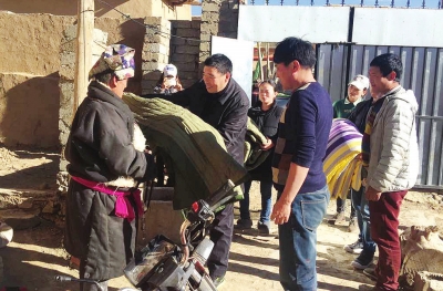 རྔ་བ་ཁུལ་གྱི་རྫོང་ཁག་སོ་སོས་གཞི་རིམ་དུ་དྲོད་ཁོལ་སྐྱེལ་བའི་བྱ་འགུལ་སྤེལ་བཞིན་པ།