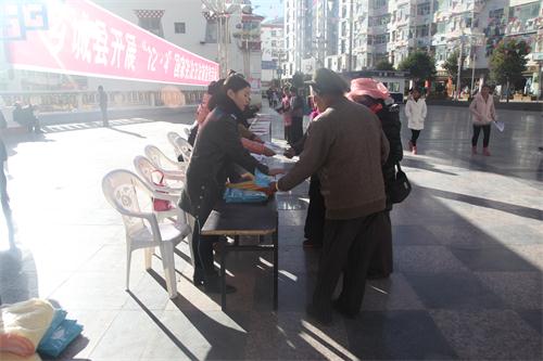ཕྱག་ཕྲེང་རྫོང་གིས་12·4རྒྱལ་ཡོངས་ཀྱི་ཁྲིམས་ལུགས་ཁྱབ་བསྒྲགས་ཉིན་མོར་ཁྲིམས་བསྒྲགས་བྱེད་སྒོ་སྤེལ།