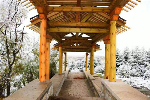 མཛོད་དགེ་རྫོང་གི་སྐྱེ་ཁམས་སྤྱི་གླིང་ཆེན་མོ་གཉིས་ཀྱི་སྒོ་ཕྱེ་སྟེ་མགྲོན་པོ་སྣེ་ལེན་བྱས། 