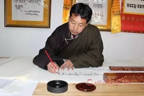 པ་སངས་དོན་འགྲུབ་ལ་ཞིང་ཆེན་ཡོངས་ཀྱི་“ཕུལ་བྱུང་རིག་གནས་དང་བླངས་པ་བཅུའི”གཟེངས་བསྟོད་ཐོབ།