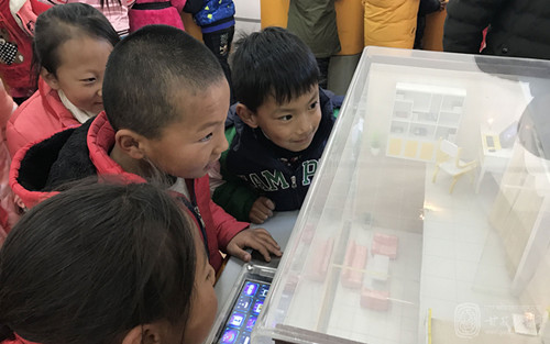 སྡེ་རོང་རྗོང་གི་ན་གཞོན་རྣམས་ཚན་རིག་རྟོག་ཞིབ་ཁང་དང་ཉེ་བར་བཅར།