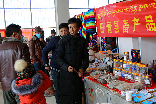 སྦྲ་ཆེན་རྫོང་གི་དཔལ་འབྱོར་མཉམ་ལས་ཁང་གི་ཁྱད་ལྡན་ཐོན་རྫས་མང་དག་ཐེངས་འདིའི་ནག་ཆུའི་ཚོང་འདུས་ཐོག་འགྲེམ་སྟོན་བྱས་པ།