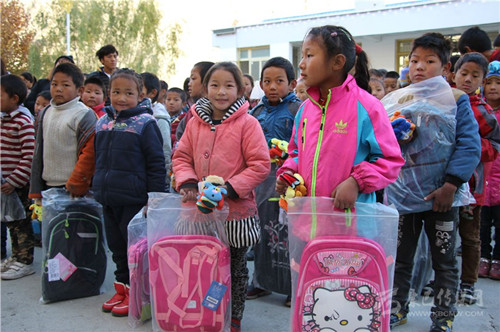 སྡེ་རོང་རྫོང་གིས“ན་གཞོན་སློབ་མར་རོགས་སྐྱོར་བྱས་ནས་དྲོ་སྐྱིད་ཀྱི་ཉི་འོད་སློབ་གྲྭ་ནང་བསྐྱལ་”ཞེས་པའི་བྱེད་སྒོ་སྤེལ།