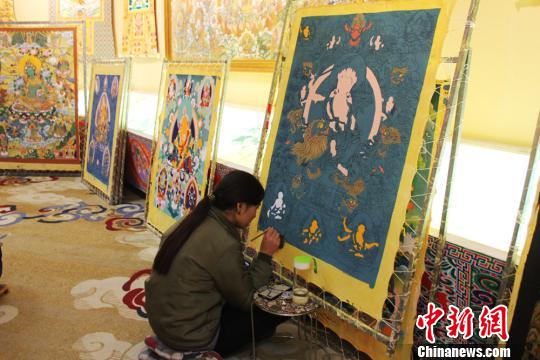 བོད་རིགས་ལྷ་རིས་དགེ་རྒན་གྱིས་ལན་ཀྲོའུ་རུ་སློབ་ཡོན་མི་ལེན་པར་ལག་རྩལ་འཁྲིད་པ།