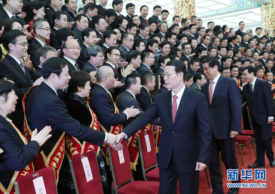 ཀྲུང་དབྱང་དང་རྒྱལ་ཁབ་ལས་ཁུངས་ཀྱི་ལས་དོན་བྱ་བའི་སྔོན་ཐོན་ཐུན་མོང་དང་ངལ་རྩོལ་དཔེ་ལེགས་ཅན། སྔོན་ཐོན་བྱ་བ་སྒྲུབ་མཁན་བཅས་ལ་གཟེངས་བསྟོད་བྱེད་པའི་ཚོགས་ཆེན་མི་དམངས་ཚོགས་ཁང་ཆེན་མོར་འཚོགས།