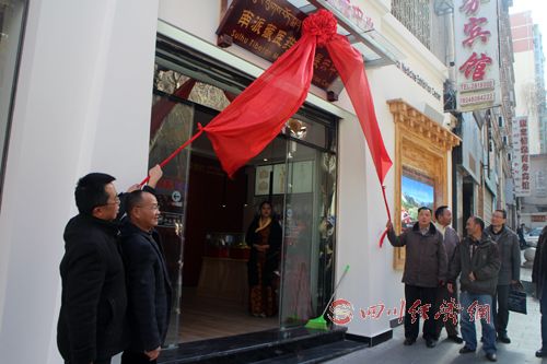 དཀར་མཛེས་ཁུལ་ཟུར་ལུགས་གསོ་རིག་རིག་གནས་འགྲེམ་སྟོན་ལྟེ་གནས་ཀྱི་སྒོ་བྱང་འགེལ་བའི་མཛད་སྒོ་སྤེལ།