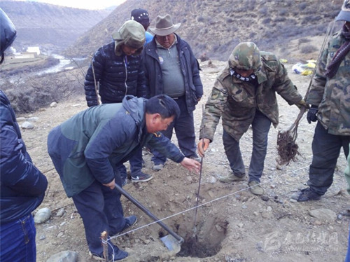 ཕྱག་ཕྲེང་རྫོང་གིས་ཚན་རྩལ་ཞིང་གྲོང་དུ་བསྐྱལ་བ་ཞེས་པའི་བྱེད་སྒོ་སྤེལ།