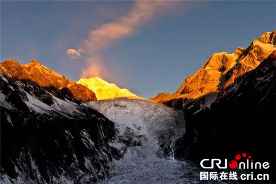 ཉི་མའི་ཀློང་དུ་རྔམ་བརྗིད་ངང་འགྱིང་བའི་དུང་དཀར་ལུང་པ། 