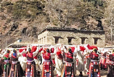 དར་མདོ་གྲོང་ཁྱེར་གྱིས་དཔྱིད་གསར་དུས་ཆེན་བསུ་བའི་འཁྲབ་སྟོན་གྲ་སྒྲིག་ལེགས་པོ་བྱས། 