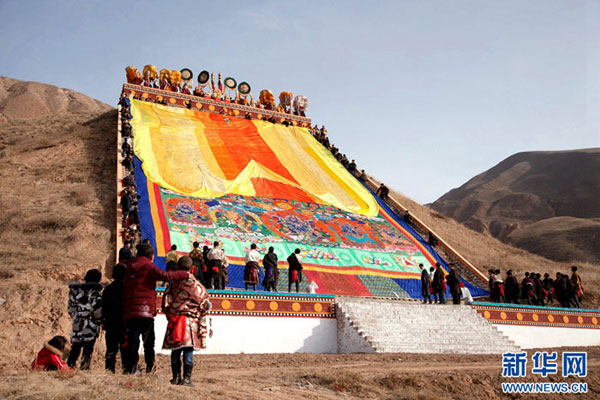 མཚོ་སྔོན་རྨ་ལྷོ་ཁུལ་རེབ་གོང་རྫོང་དུ་གོས་སྐུ་གཤོམ་པའི་མཛད་སྒོ་སྤེལ་བ།