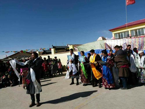  མཛོད་དགེ་རྫོང་འ་སྐྱིད་ཞང་གིས་གནམ་ལོ་གསར་པ་བསུ་བའི་རིག་གནས་ལུས་རྩལ་བྱེད་སྒོ་སྤེལ། 