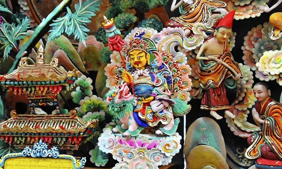 བོད་རབ་བྱུང་བཅུ་བདུན་པའི་མེ་མོ་བྱ་ལོའི་སྐུ་འབུམ་དགོན་པའི་མེ་ཏོག་མཆོད་པ།