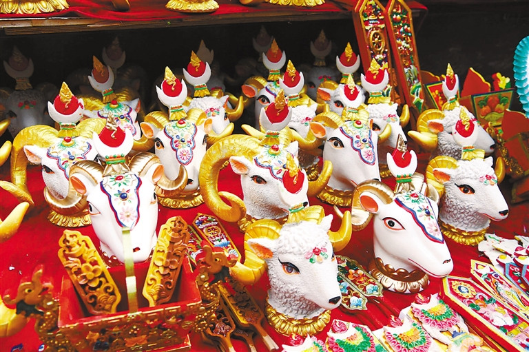 ལྷ་སའི་ཁྲོམ་གཞུང་ཁག་ཏུ་ལོ་གསར་གྱི་མཁོ་ཆས་ཉོ་ཚོང་གི་རྣམ་པ་ཧ་ཅང་འཁྲུག