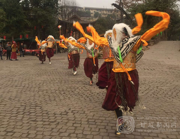 ལི་ཐང་རྫོང་གིས་འཇའ་བའི་ཟློས་གར་འཁྲབ་སྟོན་བྱས་པ།