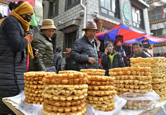ལོ་གསར་ཐོན་ལ་ཉེ་བའི་སྐབས་དང་བསྟུན་ནས་མཁོ་དངོས་ཉོ་མཁན་ཇེ་མང་དུ་གྱུར། 