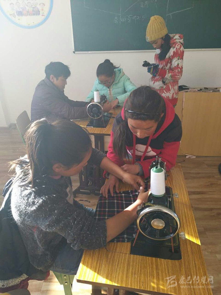དཀར་མཛེས་ཁུལ་ཁམས་བྱང་བྱིས་པའི་ཕན་བདེ་ཁང་གི་བྱིས་པ་རྣམས་ཀྱིས་དགའ་སྐྱིད་ངང་དགུན་གནང་རོལ་བ། 