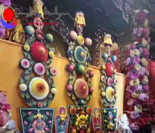 དགའ་ལྡན་སུམ་རྩེན་གླིང་གིས་མར་རྒྱན་བཤམས་ནས་ལོ་གསར་ལ་རོལ་བ།