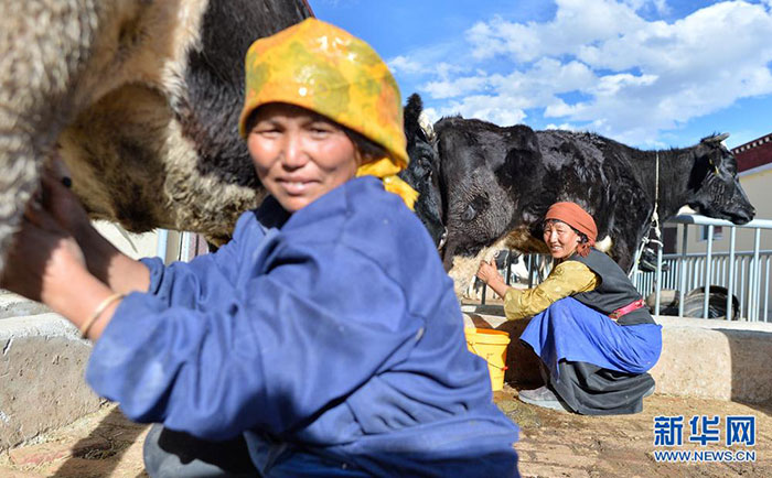 བོད་ལྗོངས་ཀྱི་གནས་སྤོས་དབུལ་སྐྱོར་བྱེད་གནས་ཐོག་མ་སྟེ་གསུམ་ལྡན་གྲོང་ཚོ།
