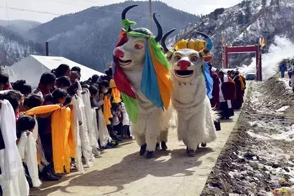 ཨ་འཁྱམ་དུ་ཤོག་དྲུག་རྒྱལ་མོའི་དུས་སྟོན་བསུས་པ། 