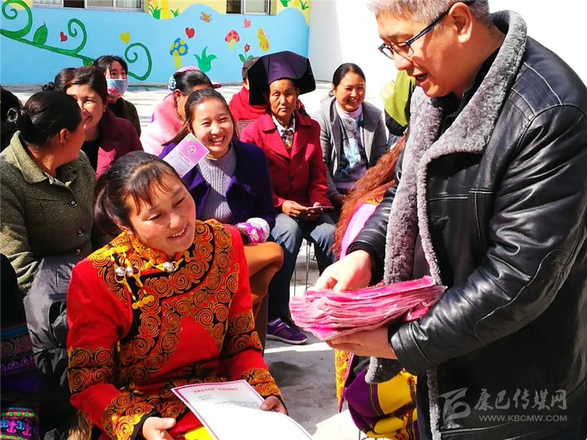 བརྒྱལ་ཟིལ་རྫོང་གིས་བུད་མེད་ཀྱི་ཁེ་དབང་སྲུང་སྐྱོབ་ཀྱི་འདུ་ཤེས་མཐོར་འདེགས་སུ་བཏང་། 