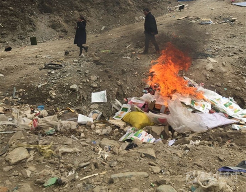 སྡེ་དགེ་རྫོང་གིས་གཅིག་སྡུད་སྒོས་ཚོང་རྫས་རྫུན་མ་དང་སྤུས་ཞན་ཁག་ཅིག་རྩ་མེད་དུ་བཏང་།