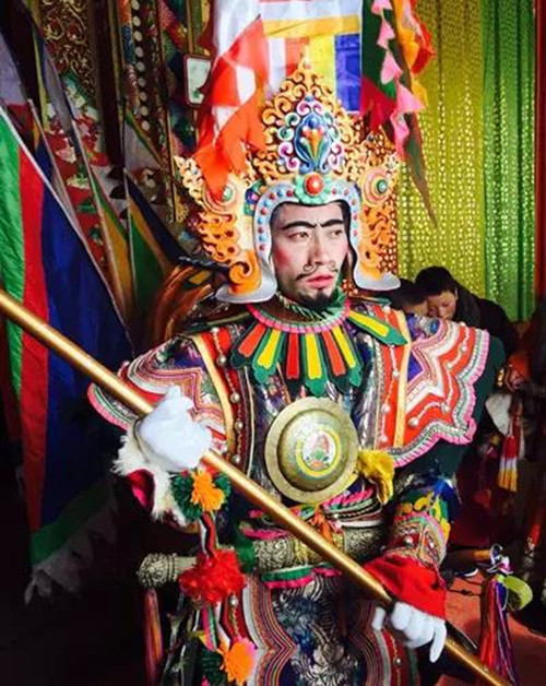 ཧུང་ཡོན་རོང་ཐ་དགོན་པས་གེ་སར་སྒྲུང་ལས་གཡུ་འོད་འབུམ་མེ་འཁྲབ།