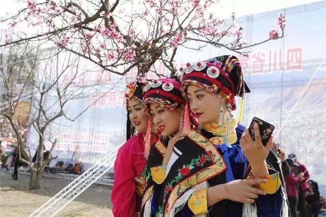 ཆང་བ་ལིའི་མེ་ཏོག་གི་ཞིང་ཁམས་སུ་སྐུ་ཉིད་ཕེབས་དང་།