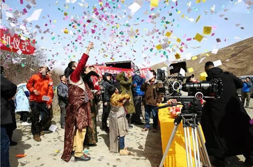 གློག་བརྙན《དབྱར་རྩྭ་དགུན་འབུ་རྐང་གསུམ།》རྔ་བ་རྫོང་ནས་པར་བསྐྲུན་བྱེད་མགོ་བརྩམས་པ། 