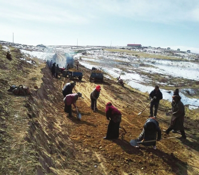 རྔ་བ་རྫོང་ཤུལ་སྡེ་བའི་ཞིང་འབྲོག་མང་ཚོགས་ཀྱིས་ཡུལ་སྐོར་གཞུང་ལམ་བསྐྲུན།