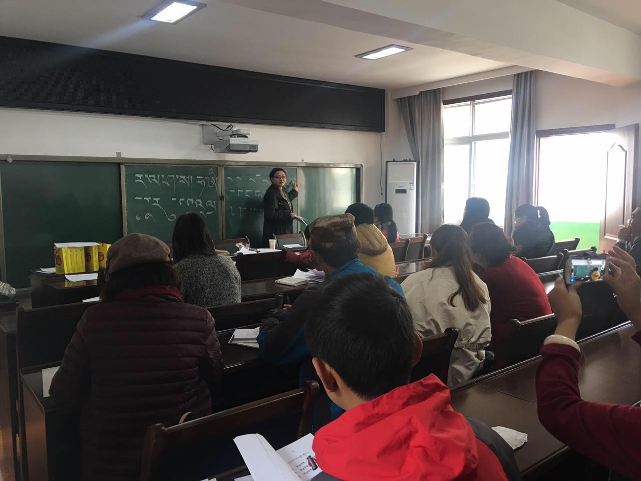  སོ་མང་ཆུ་བོའི་རླབས་རྩེར་ཀ་ཁའི་དབྱངས་རྟ་སྙན་ཞིང་འཇེབས།