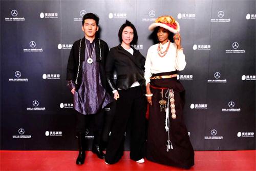 རྫ་ཆུ་ཁའི་གྱོན་ཆས་པེ་ཅིང་རྒྱལ་སྤྱིའི་གཟབ་སྤྲོས་གཟའ་འཁོར་དུ་ཚུད་པ། 