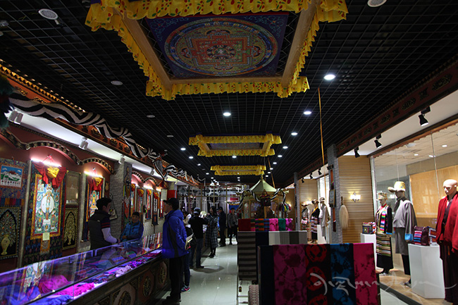མི་རིགས་འཐག་བསླས་ལག་ཤེས་ཆེད་ལས་མཉམ་ལས་ཁང་གིས་མང་ཚོགས་འབབ་འཕར་ལམ་དུ་འཁྲིད་པ།