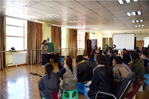 ཧུང་ཡོན་རྫོང་གིས་སྲོལ་རྒྱུན་རོལ་མོ་ཚོགས་པའི་ཟབ་སྦྱོང་འཛིན་གྲྭ་སྤེལ།