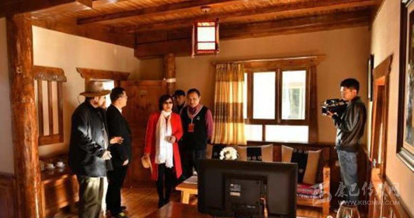 ཕྱི་རྒྱལ་གྱི་གསར་འགོད་པ་སི་ཁྲོན་བོད་ཁུལ་དུ་བཅར་འདྲིར་ཕྱིན་པ།