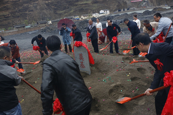 མཐོ་སྒང་གི་ཁྱད་ཆོས་ལྡན་པའི་འོ་ཕྱེ་བཟོ་གྲྭ་ཟུང་ཆུ་རྫོང་ནས་འཛུགས་འགོ་ཚུགས་པ།