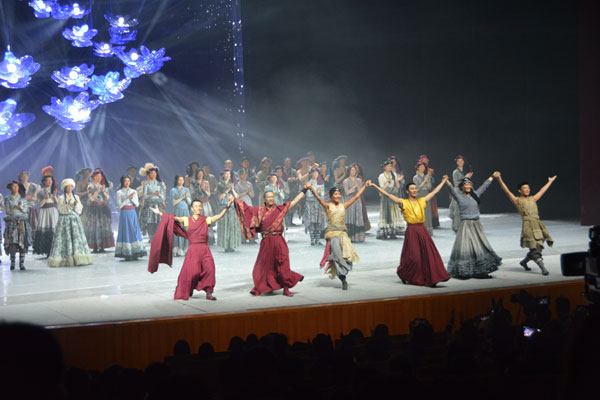 ཞབས་བྲོའི་ཟློས་གར《ཚངས་དབྱངས་རྒྱ་མཚོ》ཞེས་པ་པེ་ཅིང་མི་རིགས་ཟློས་གར་ཁང་དུ་འཁྲབ་སྟོན་བྱས་པ། 