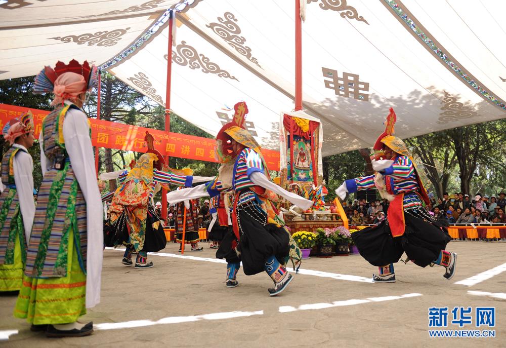 ལྔ་གཅིག་ངལ་རྩོལ་དུས་ཆེན་སྐབས་སུ་ལྷ་སའི་ནོར་བུ་གླིང་ག་ནས་བོད་ཀྱི་ཟློར་གར་འཁྲབ་སྟོན་བྱས།