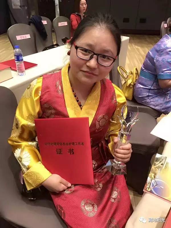 བསྟན་འཛིན་སྒྲོལ་མ་ལ་རྒྱལ་ཡོངས་ཕུལ་བྱུང་ནད་གཡོག་པའི་གཟེངས་རྟགས་ཐོབ།