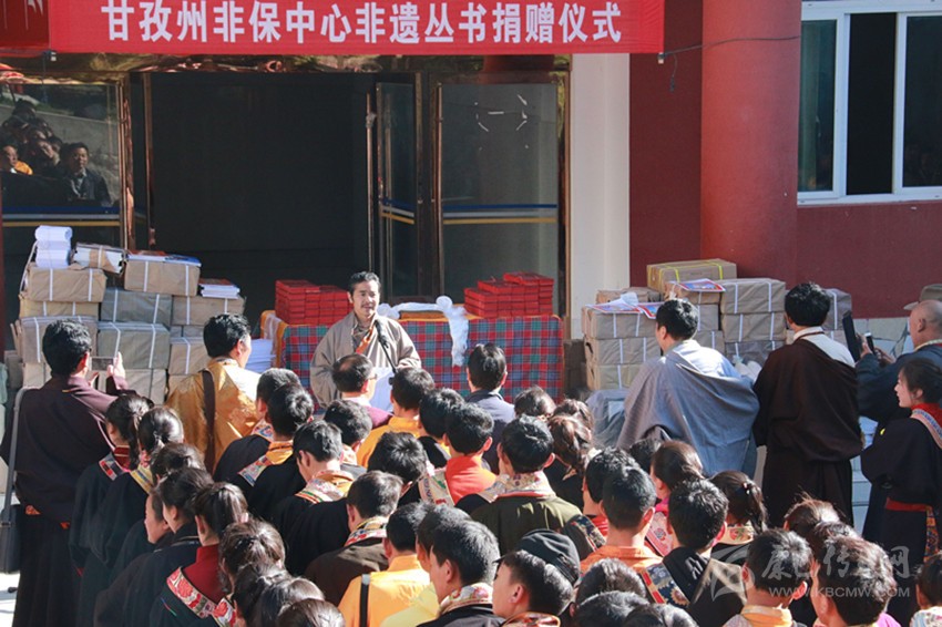 དངོས་མིན་ཤུལ་བཤུག་དཔེ་ཚོགས་སྐྱེས་སུ་ཕུལ་བ།