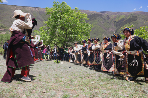 བོད་ཆའང་དབྱིས་གསུམ་གྱི་སྙན་དབྱངས་ཀུན་འདུས་ཞེས་པའི་གསར་རྩོམ་དངོས་སྦྱོང་རྟེན་གཞི་འབར་ཁམས་སུ་བཙུགས་པ།