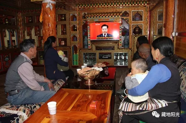 སི་ཁྲོན་བོད་ཁུལ་གྱི་མི་དམངས་རྣམས་ཀྱིས་ཞིང་ཆེན་ཏང་གི་འཐུས་མི་ཚོགས་ཆེན་གྱི་མཛད་སྒོའི་ཐད་གཏོང་ལ་ལྟ་བཞིན་པ།  