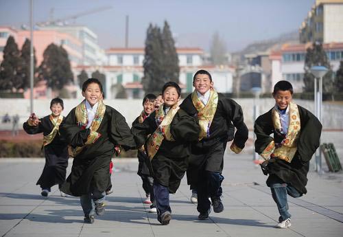 བདེ་ཆེན་ཁུལ་གྱི་རྒྱུགས་འབུལ་སློབ་མ་2369མཐོ་རིམ་སློབ་ཞུགས་ཀྱི་རྒྱུགས་ལེན་དུ་ཞུགས་རྒྱུ་ཡིན་པ།