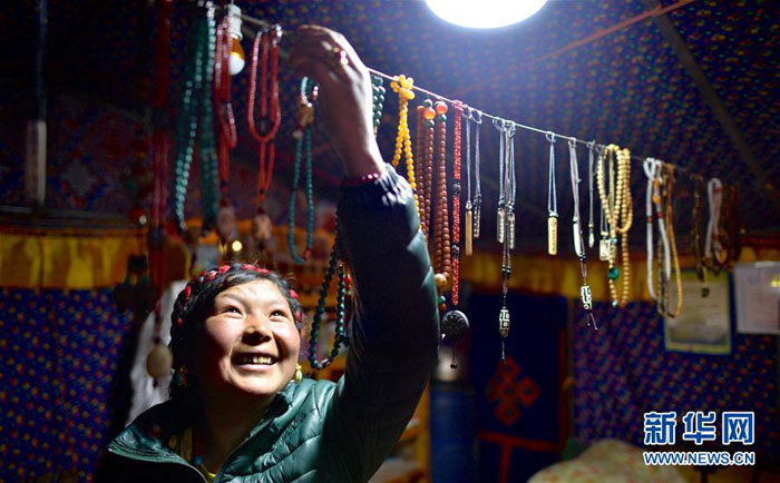 ཇོ་མོ་གླང་མའི་འདབས་ཀྱི་རས་གུར་མགྲོན་ཁང་།  