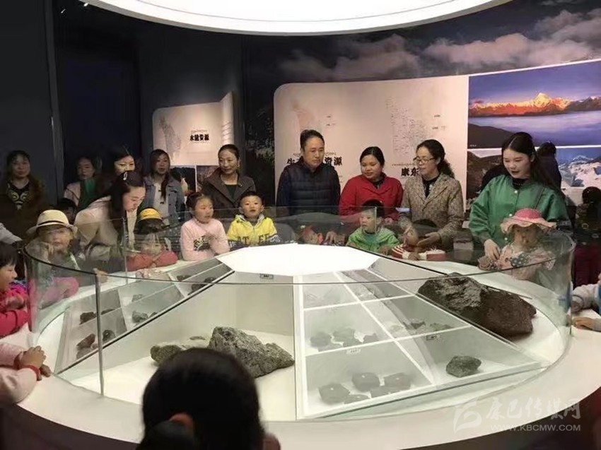 དར་མདོ་གྲོང་ཁྱེར་གྱི་བྱིས་སློབ་ཁང་དང་པོའི་སློབ་མ་དཀར་མཛེས་ཁུལ་བཤམས་སྟོན་ཁང་ལ་ལྟ་སྐོར་དུ་ཕྱིན་པ། 