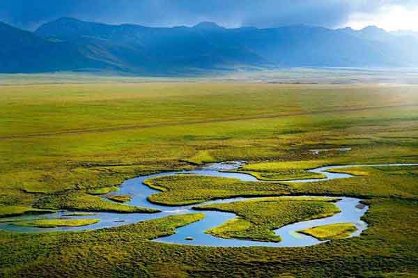 གཙང་གསུམ་ཆུ་མགོའི་རྒྱལ་ཁབ་སྤྱི་གླིང་ལ་ཁྲིམས་སྲོལ་དང་པོ་བཟོས་པ། 