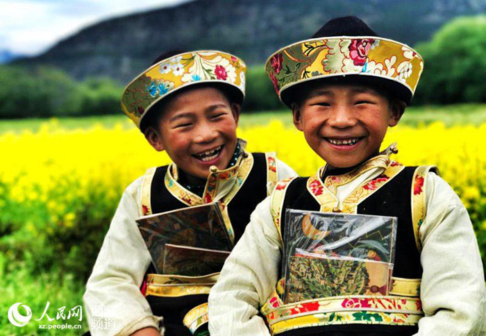 བྱིས་པའི་སྒྱུ་རྩལ་འཇིག་རྟེན་དུ་བསྐྱོད་པ།